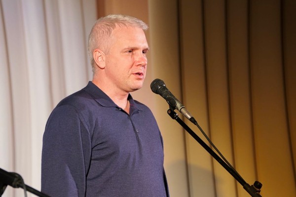 Депутат Совета депутатов металлургического района Юрий Панов поздравил юных гимназистов с посвящением.